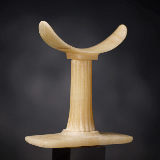 Reposacabezas egipcio en Alabastro