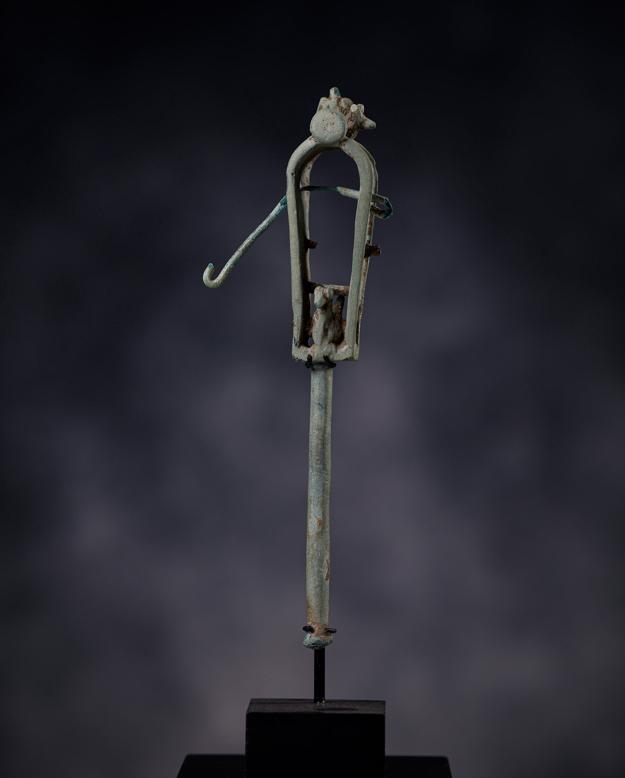Sistrum Egipcio de bronce con decoración de Bastet