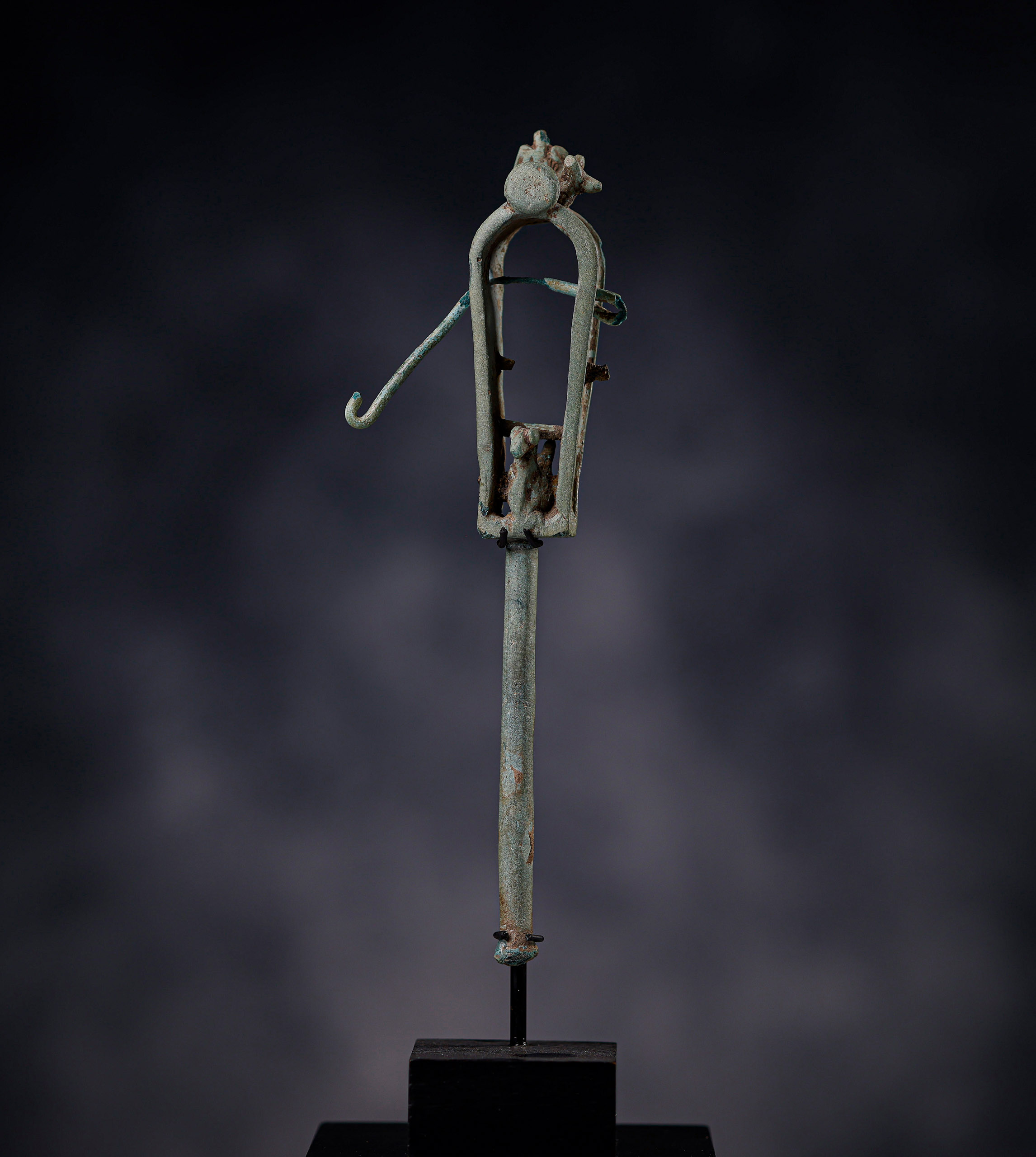 Sistrum Egipcio de bronce con decoración de Bastet - Imagen 5