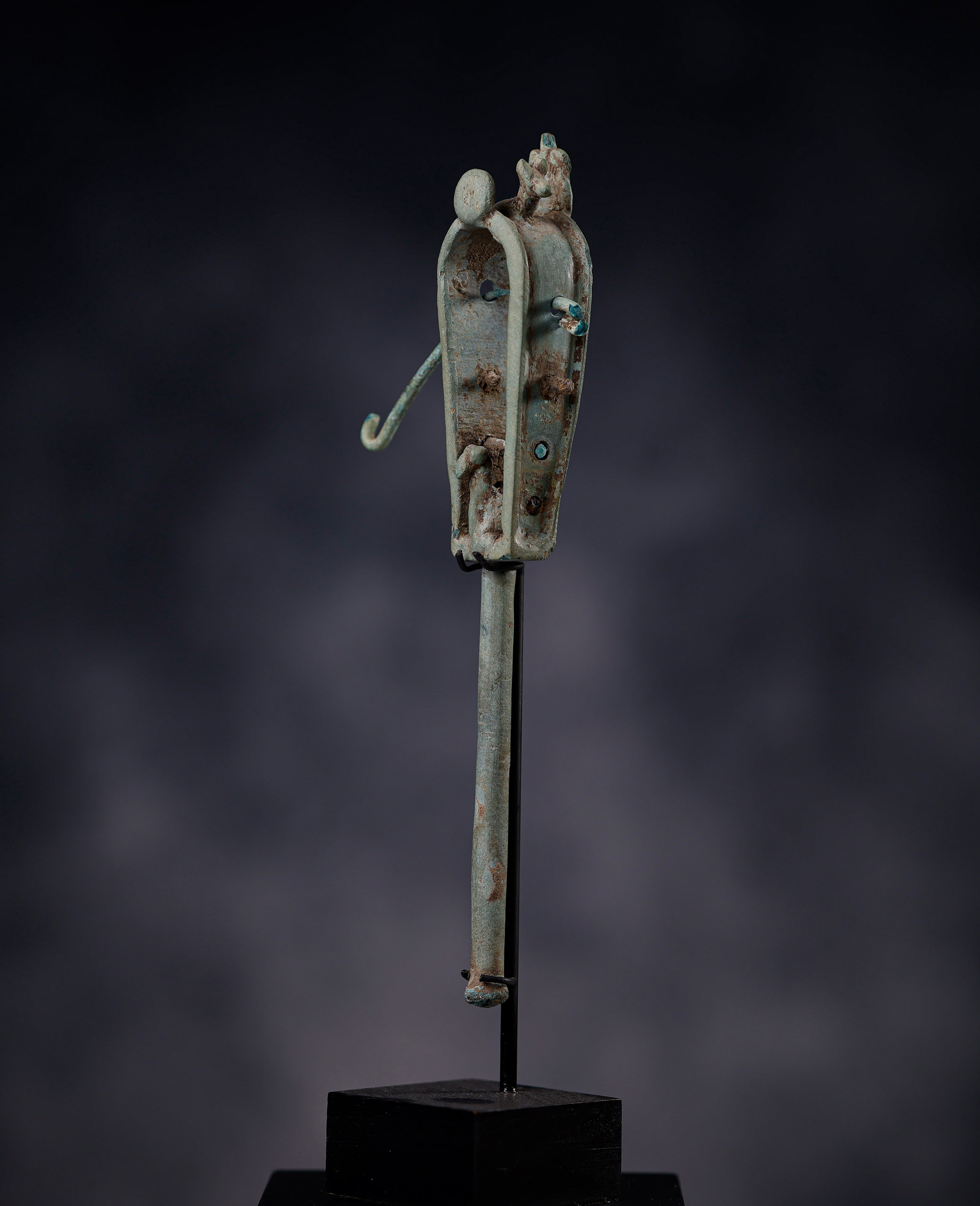 Sistrum Egipcio de bronce con decoración de Bastet - Imagen 4