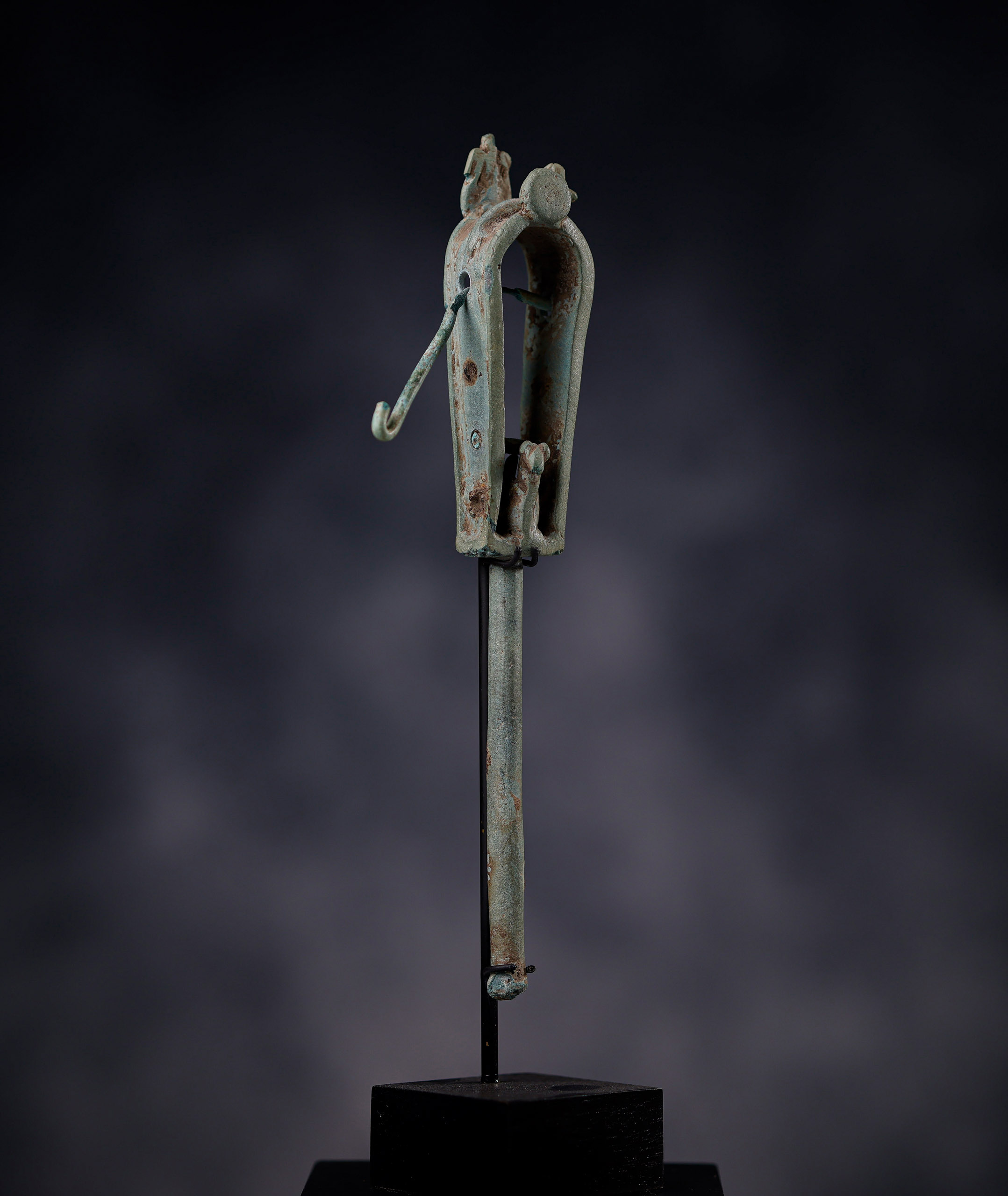 Sistrum Egipcio de bronce con decoración de Bastet - Imagen 2