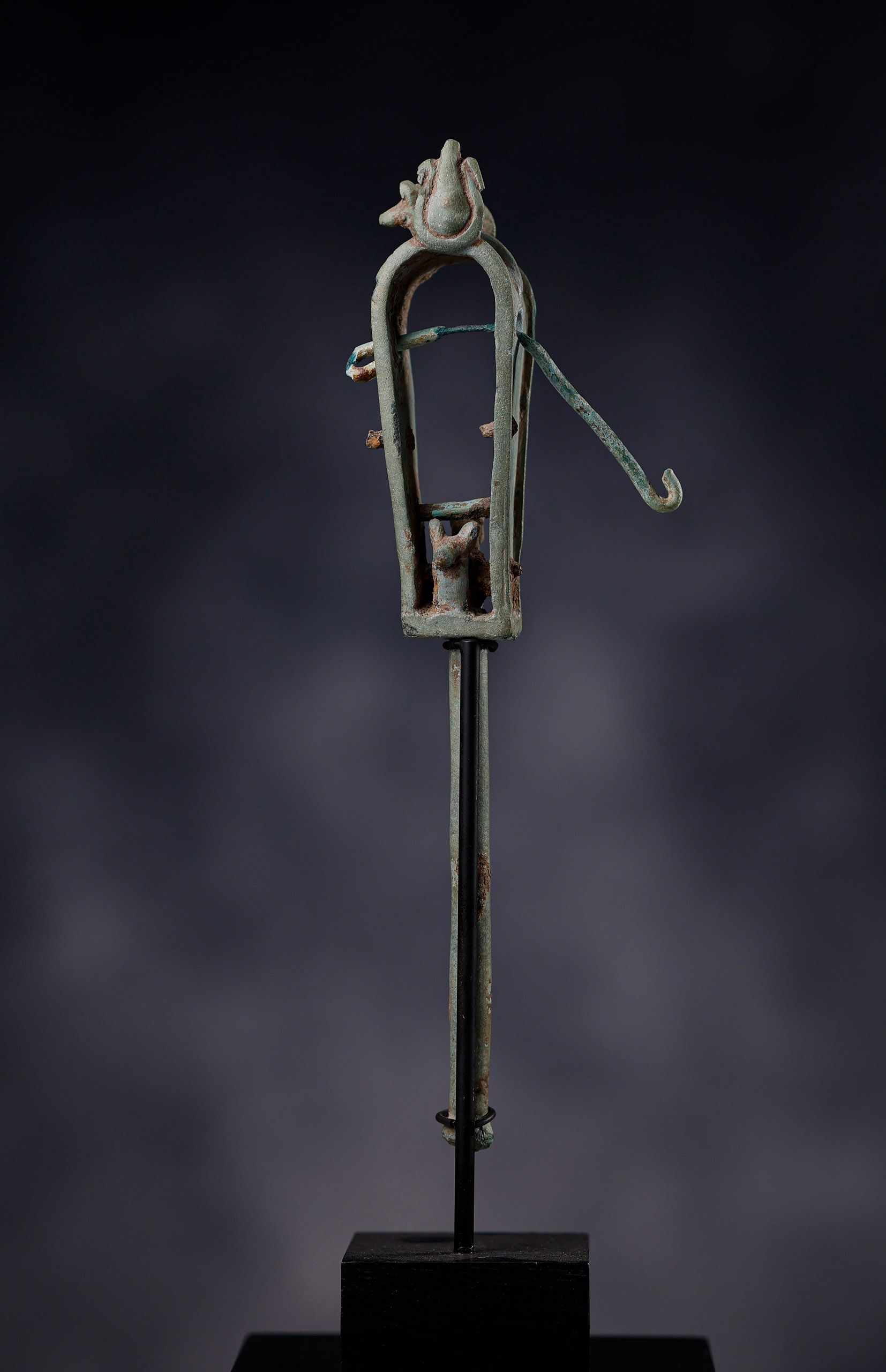 Sistrum Egipcio de bronce con decoración de Bastet - Imagen 6