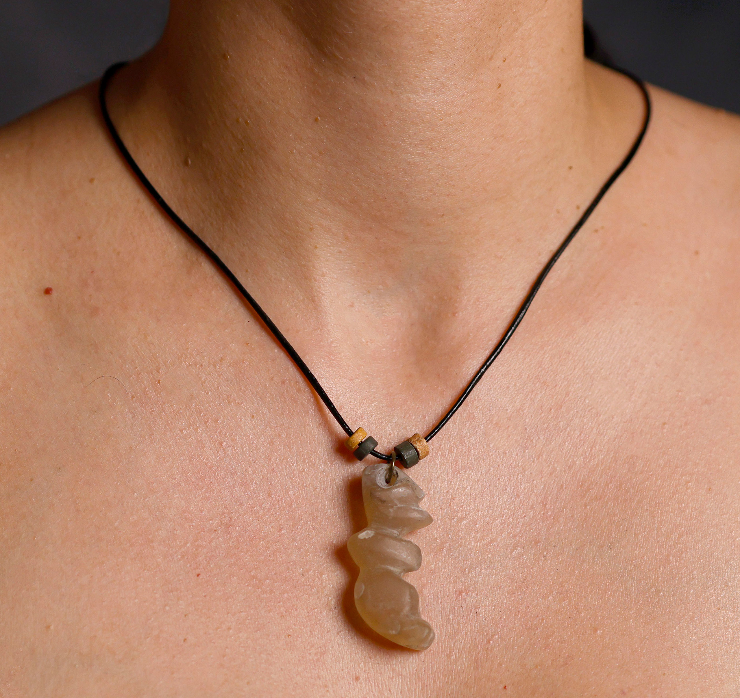 Collar precolombino antropomorfo