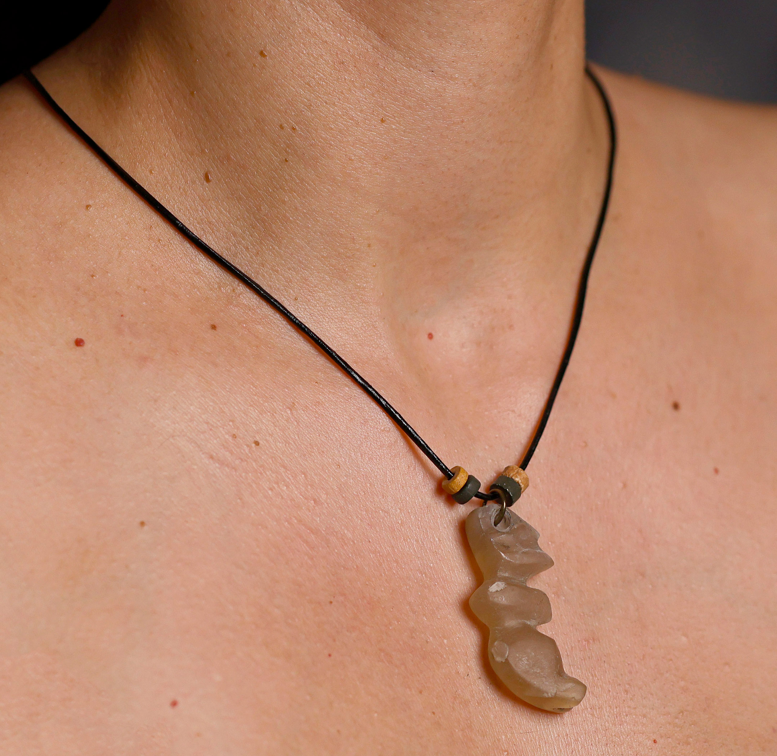 Collar precolombino antropomorfo - Imagen 2