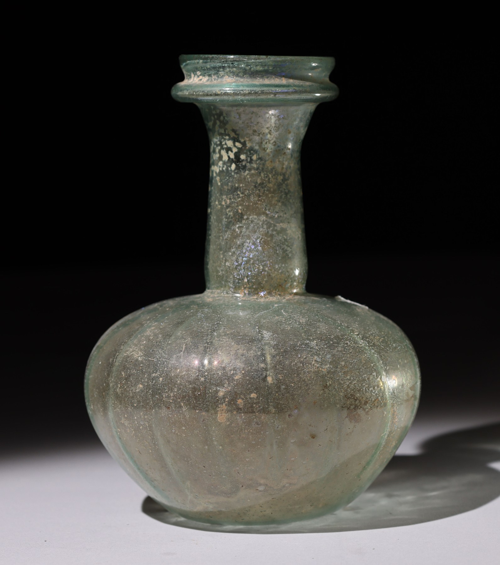 Botella en vidrio gallonada - Galería F. Cervera - R-480