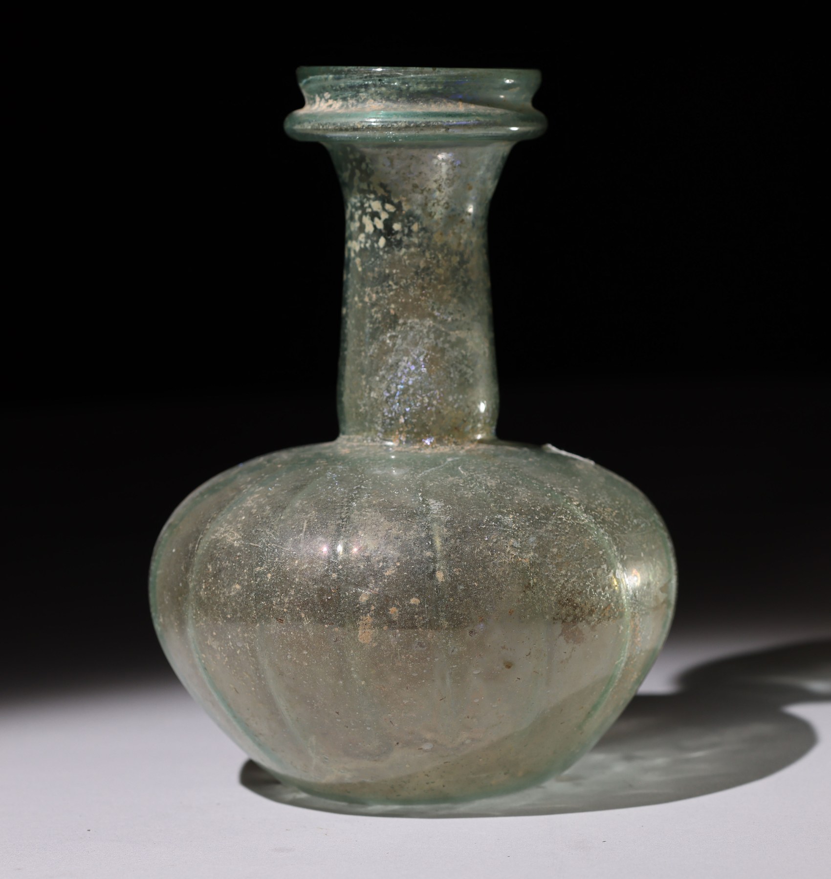 Botella en vidrio gallonada - Galería F. Cervera - R-480