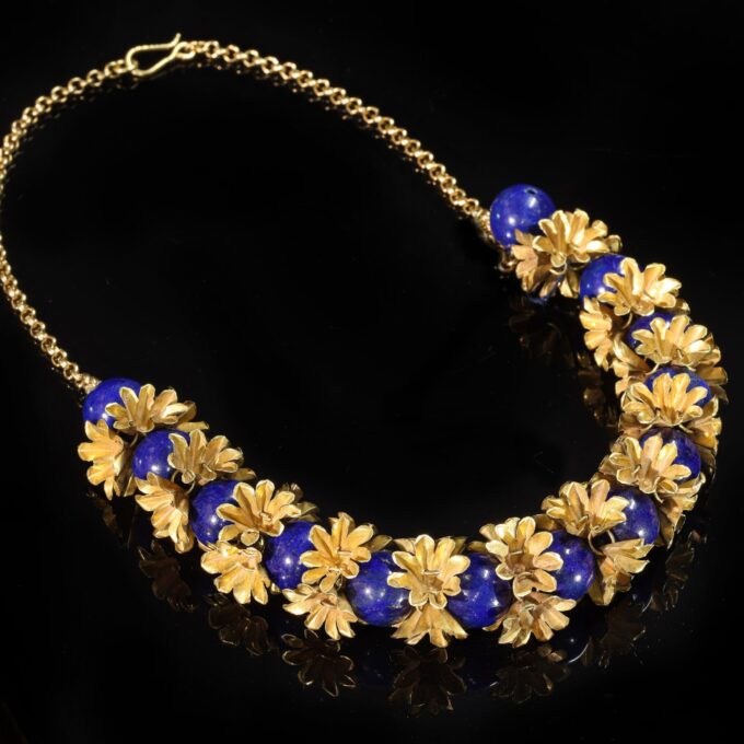 Collar con flores de pelo en oro y lapislázuli sobre un montaje moderno - Galería F. Cervera - G-605