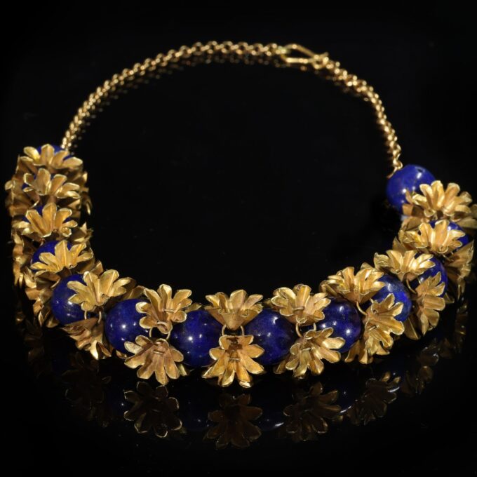 Collar con flores de pelo en oro y lapislázuli sobre un montaje moderno - Galería F. Cervera - G-605