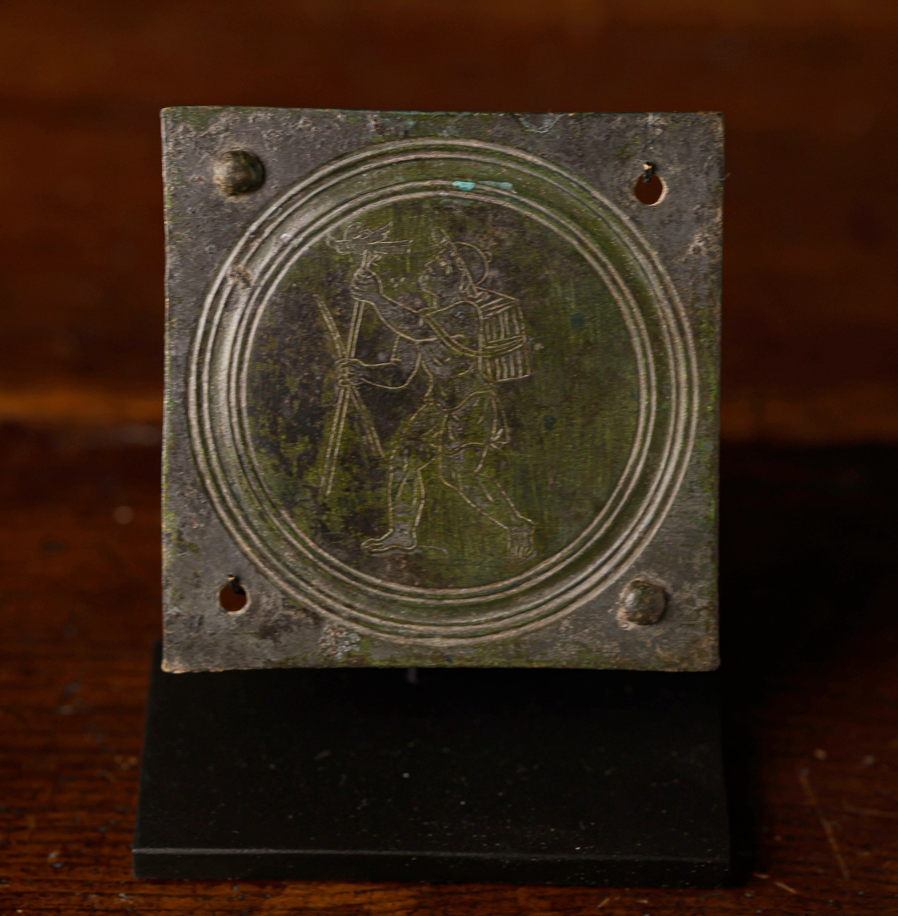 Placa romana con representación de un cazador de pájaros - Galería F. Cervera - R-404