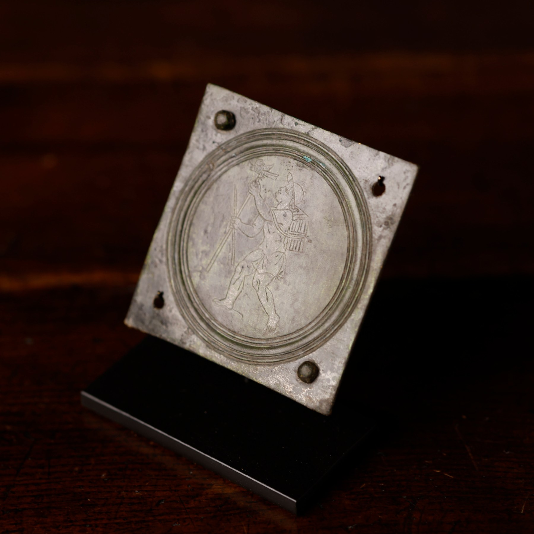 Placa romana con representación de un cazador de pájaros - Galería F. Cervera - R-404