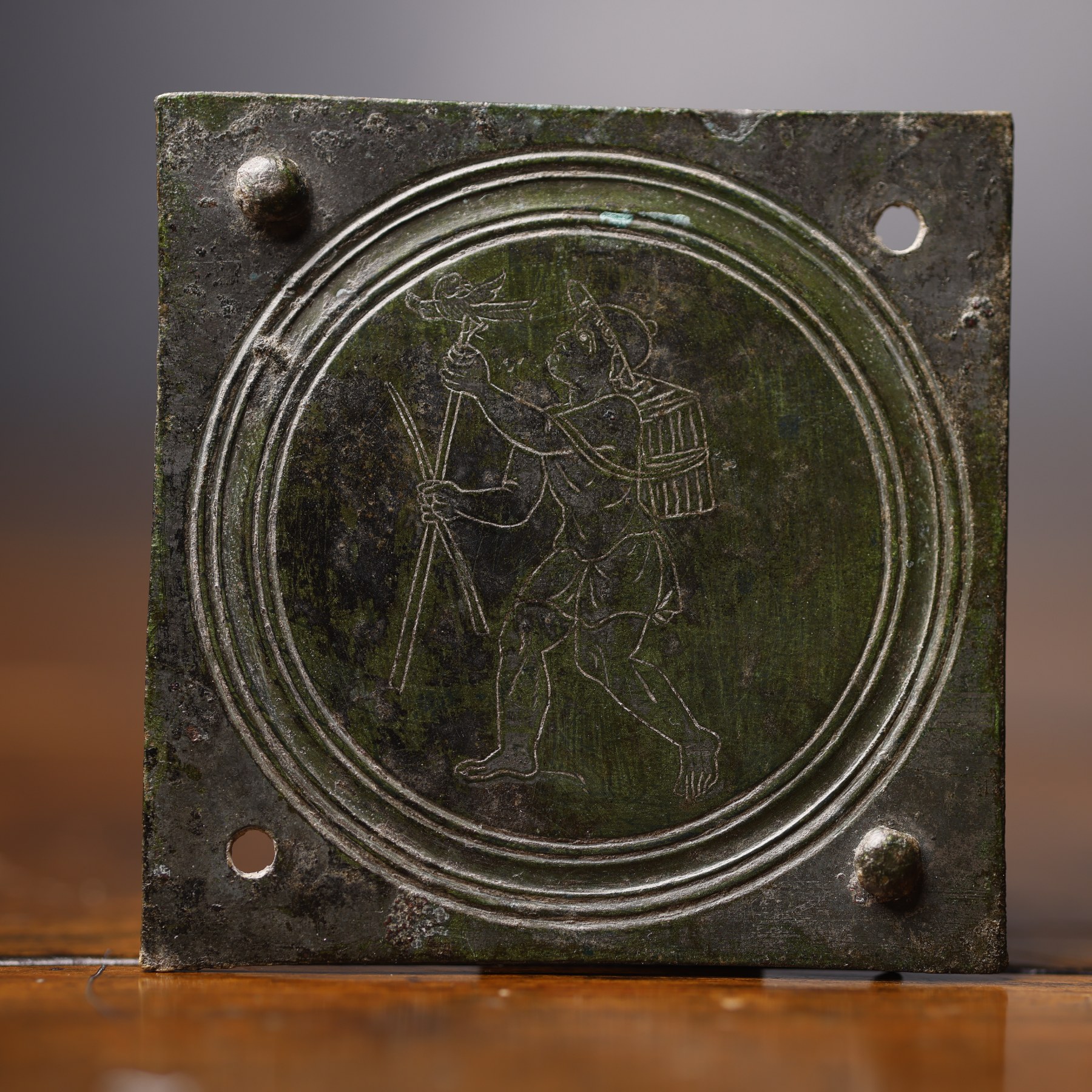 Placa romana con representación de un cazador de pájaros - Galería F. Cervera - R-404