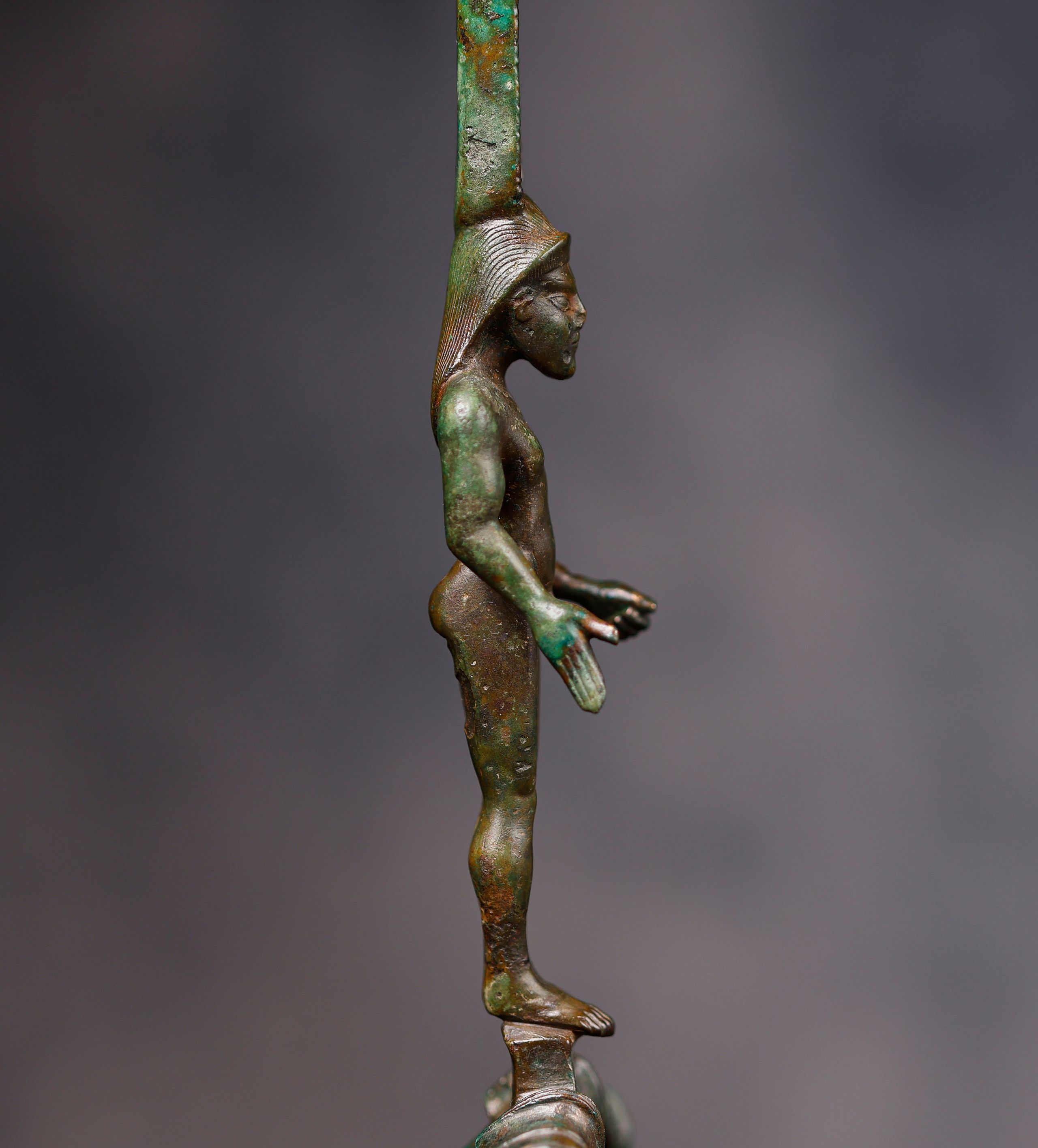 Asa de recipiente con Kouros y Cabeza de Íbice - Imagen 12