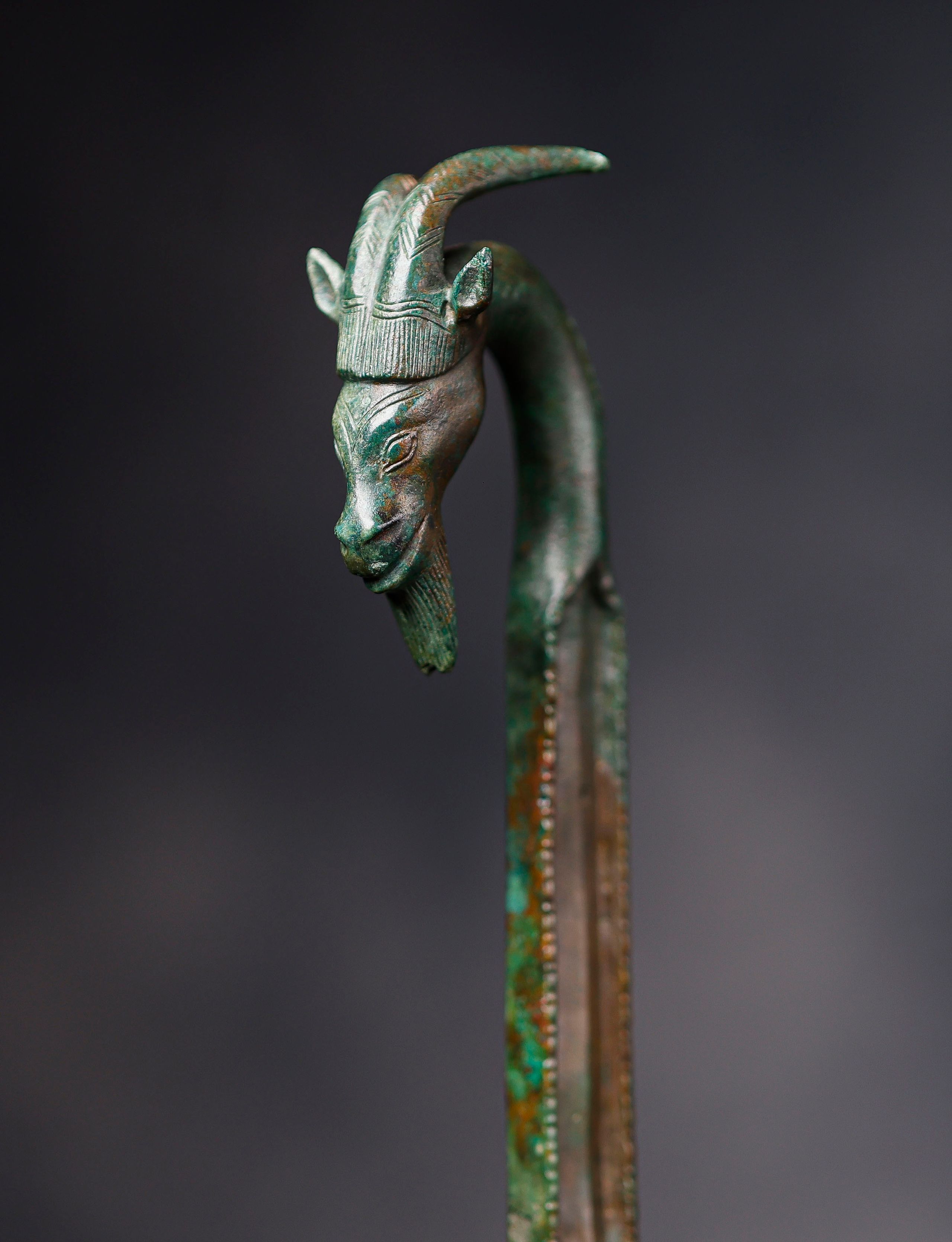 Asa de recipiente con Kouros y Cabeza de Íbice - Imagen 23