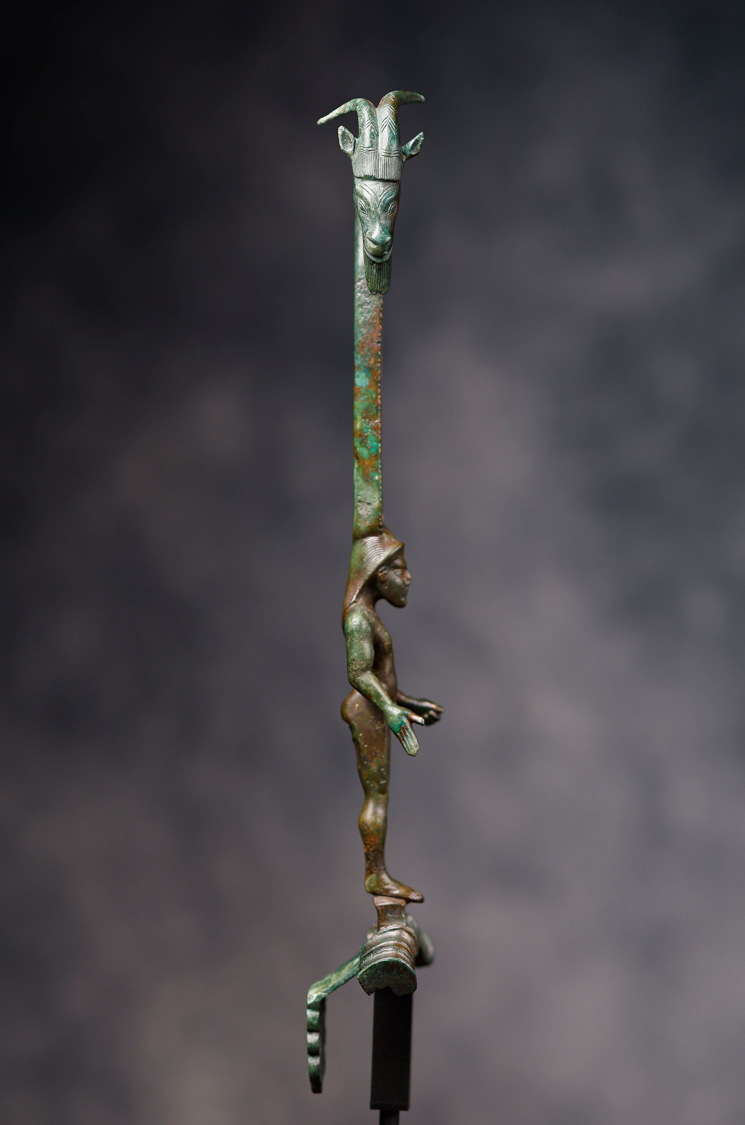 Asa de recipiente con Kouros y Cabeza de Íbice - Imagen 17