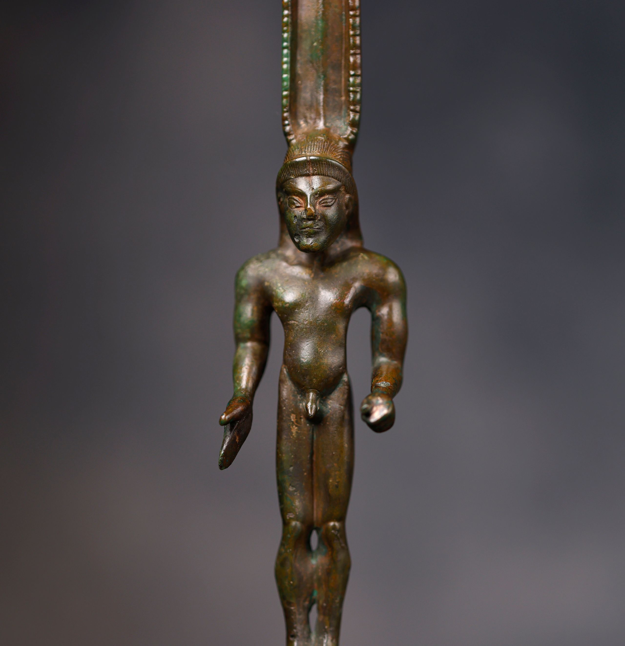 Asa de recipiente con Kouros y Cabeza de Íbice - Imagen 20