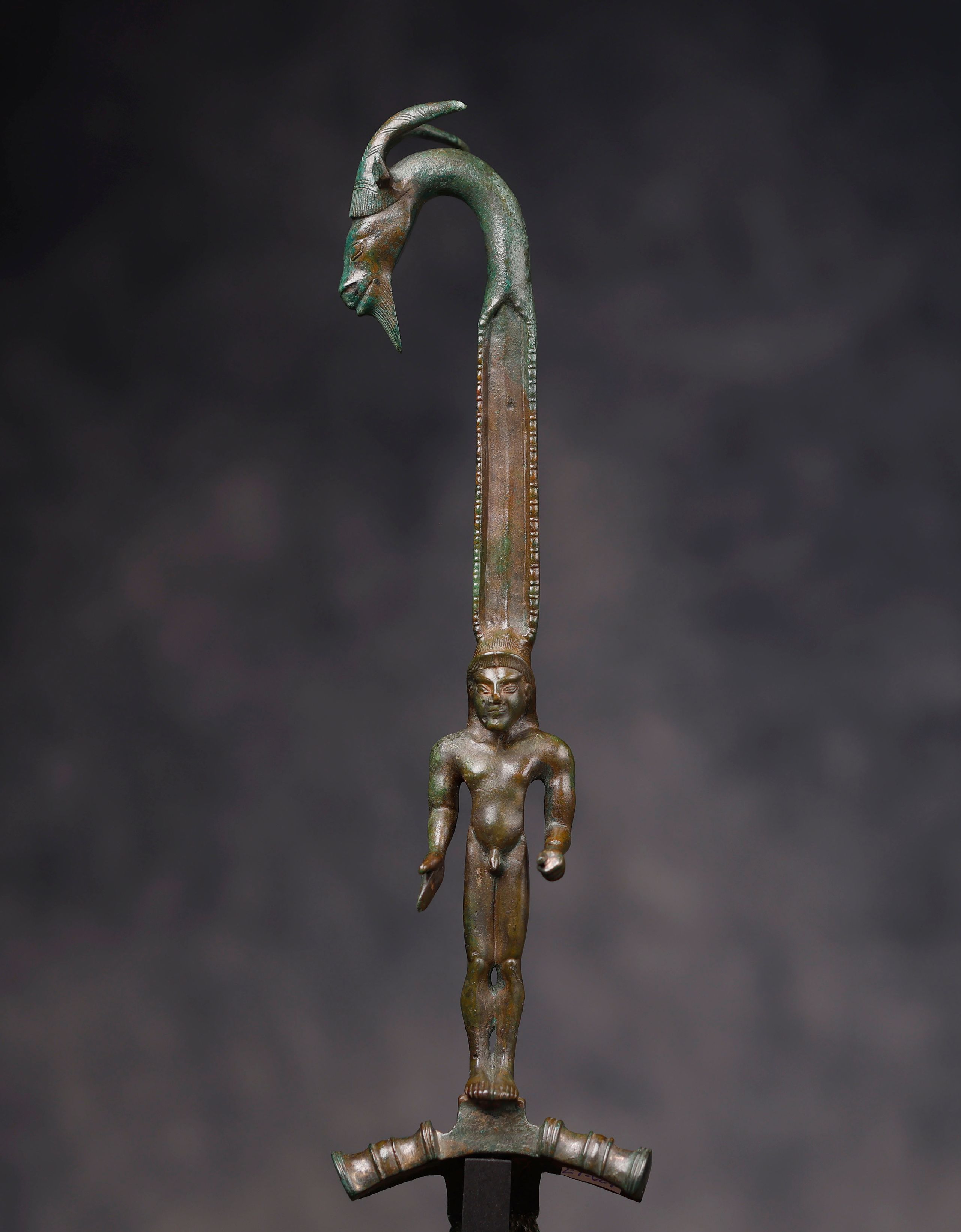 Asa de recipiente con Kouros y Cabeza de Íbice - Imagen 4